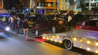 Park halindeki kamyonete çarpan otomobilin sürücüsü yaralandı