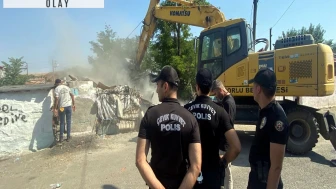 Uyuşturucu satıldığı belirlenen 7 metruk bina yıkıldı