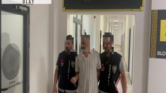 Üvey oğlunu göğsünden bıçakla yaraladı
