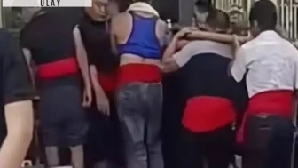 Sağlıklı annesini tabuta koyup 16 kişiye taşıttı