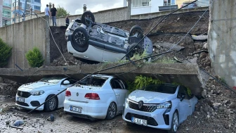 Samsun'da sitenin istinat duvarı yıkıldı; 4 araç hurdaya döndü