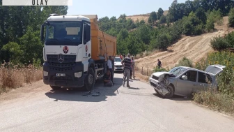Hafriyat kamyonuyla çarpışan otomobildeki 2 kişi yaralandı