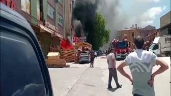 Ankara'da mobilyacılar sitesinde yangın; 2 iş yeri ve 2 araç zarar gördü