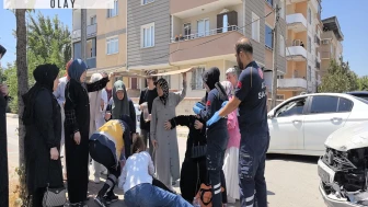Otomobillerin çarpıştığı kazada 5 kişi yaralandı; güneşten kartonla korudular