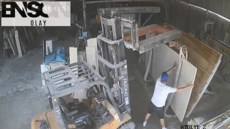 Mermer tablanın altında kalan 19 yaşındaki genç hayatını kaybetti