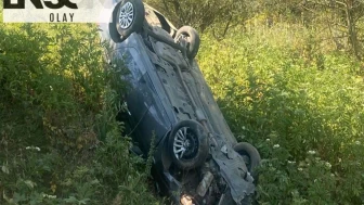 Lastiği patlayan otomobil, şarampole yuvarlandı: 1 yaralı