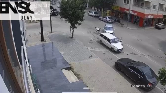 Otomobillerin çarpıştığı kazada açılan kapıdan düşen sürücü yaralandı