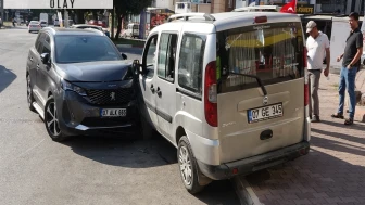 Kızını markete bıraktıktan 3 dakika sonra otomobiline çarptılar