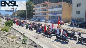 Kurtuluş Savaşı'nda cephanenin taşındığı İstiklal Yolu'nu motorlarıyla geçtiler