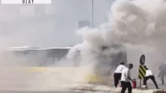 Seyir halindeki İETT otobüsü yandı