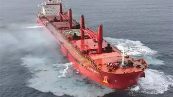 Husilerin batırdığı gemideki mürettebattan 10’u kurtarıldı