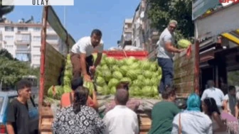 Babasının ölüm yıldönümünde 1 kamyon karpuz dağıttı
