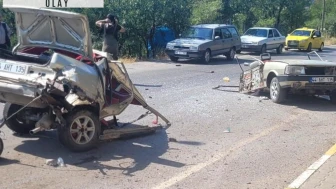 Malatya'da otomobil kağıt gibi ikiye ayrıldı