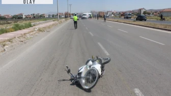 Ehliyetsiz sürücü, 'dur' ihtarına uymadı, motosikleti ile polise çarptı