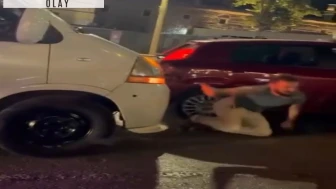 Ağabeyini darbeden 3 kişiye otomobille çarptı; o anlar kamerada