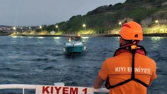 Çanakkale Boğazı'nda sürüklenen tekne kurtarıldı