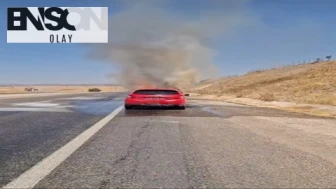 Diyarbakır’da seyir halindeki otomobil alev alarak yandı