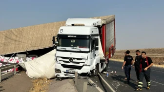 Mardin’de kontrolden çıkan TIR demir bariyerlere çarptı