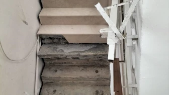 Adana'da merdiven çöktü: 20 kişi mahsur kaldı