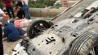 Sürücüsünün park etmek için manevra yaptığı otomobil yamaçtan yuvarlandı; 1'i ağır, 5 yaralı