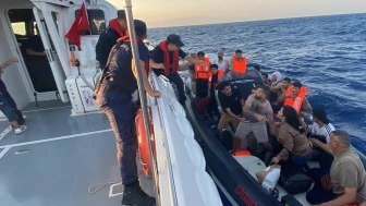 Lastik botla sürüklenen 20 kaçak göçmen kurtarıldı
