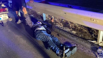 Yoldaki takoza çarpan motosiklet sürücüsü yaralandı