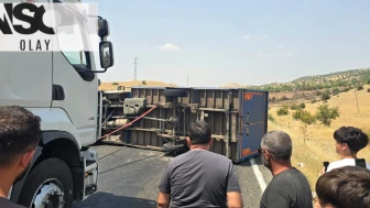 Lastiği patlayan kamyonet yola devrildi