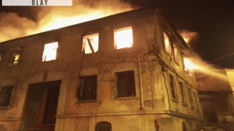 Balıkesir'de 2 katlı tarihi bina yandı