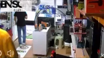 Ümraniye'de 2 kişi oyun konsolu çaldı; dükkan sahibi peşlerinden koşarken telefonunu da çaldırdı