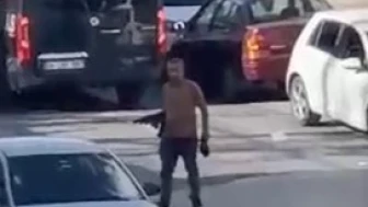 Başakşehir'de pompalı tüfekle sokağa çıktı, yolu kapattı
