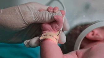 Doktor, 9 günlük bebeği satın aldığı iddiasıyla görevden uzaklaştırıldı
