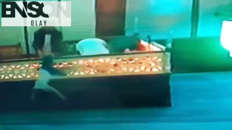 İmam namazı bırakıp yüksekten düşen çocuğu havada yakaladı!