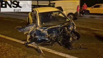 Alkollü Sürücü ve Yanındaki Kişi, Park Halindeki TIR'lara Çarpan Otomobilden Fırladılar