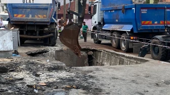 Yol çöktü, kamyon oluşan çukura düştü