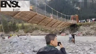 Çin'de asma köprünün halatı koptu! 29 kişi aşağı düştü