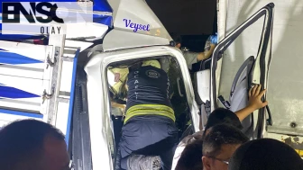 Kocaeli'de kamyona çarpan kamyonetin şoförü öldü