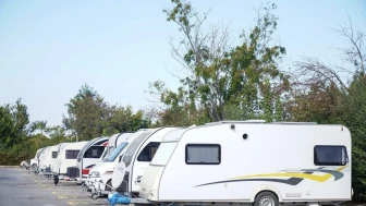 İnciraltı Karavan Parkı, Tam Kapasiteyle Hizmet Veriyor - Karavan Sahipleri Memnun, İzmir'de Tercih Edilen İmkanlar!
