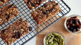 Sağlıklı Atıştırmalık Tavsiyesi: Kendi Elmalı Tarçınlı Yulaf Barlarınızı Yapın!