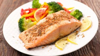 Fırında Sebzeli ve Limonlu Somon Tarifi: Evde Restoran Lezzetinde Şık Bir Yemek Deneyimi