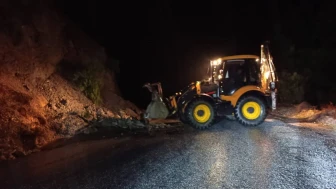 Heyelan sonrası kapanan yolların açılması için yoğun çaba harcanıyor