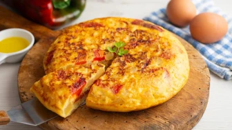 Kokusu dahi iştah açıyor: Patatesli omlet tarifi, orta ateşte pişirin