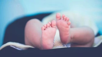 Otobüs durağına bırakılan bebeğin anne ve anneannesi gözaltında