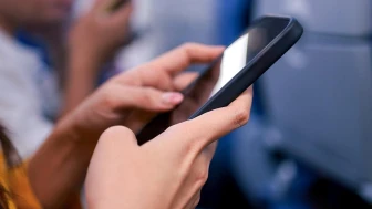 Uçaklarda Telefonların Neden Kapatılması Gerektiğinin Aslında Bilinmeyen Bir Nedeni Varmış!