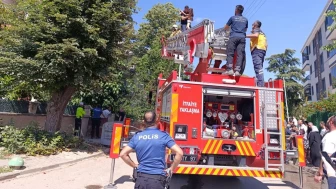 Bursa'da bir apartman dairesinde çıkan yangın paniğe neden oldu! Yangın sonrası binada oturanlar hızla tahliye edildi