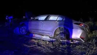 D100 Karayolunda Meydana Gelen Trafik Kazasında Otomobil Refüje Çarptı, 2 Kişi Yaralandı