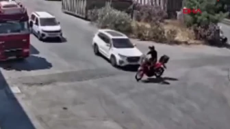 İzmir'de feci kaza! 15 yaşındaki sürücünün çarptığı motosiklet sürücüsü ağır yaralandı