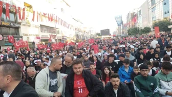 Sultanbeyli Kent Meydanı'nda Türkiye Milli Takımı için coşkulu bir birlik ve beraberlik gösterisi yapıldı.