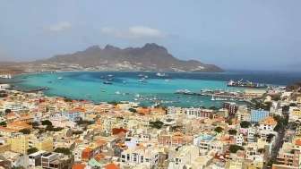 Yeşil Burun Adaları, Batı Afrika'da, Afrika kıtasının batısında yer alan bir ada ülkesidir. Ülkenin başkenti Praia şehridir. Yeşil Burun Adaları'nın nüfusu yaklaşık olarak 560 bin civarındadır. Ülkenin resmi dini Katolikliktir.