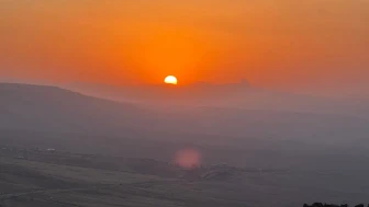 Tekelti Dağı, gün batımında olağanüstü bir manzara sergileyerek ziyaretçilerini büyüledi