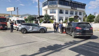 Van'da meydana gelen trafik kazasında İran plakalı araçla çarpışma: 2 kişi yaralandı